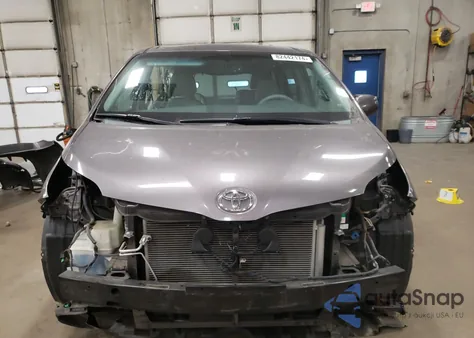 2013 Toyota Sienna Xle z USA, uszkodzony, nr VIN 5TDYK3DC4DS390333